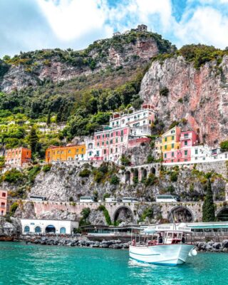 Piccolo Podere San Martino è arrivato in Costiera Amalfitana, famosa meta italiana caratterizzata da ripide scogliere e da una costa frastagliata e ricca di piccole spiagge e villaggi di pescatori color pastello.

#prosecco #sparklingwine #wine #italy #amalfi