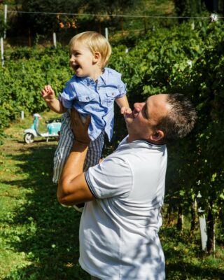 Oggi è la mia festa ☀️👨‍👦 La festa di San Martino. Papà mi ha detto che è una ricorrenza celebrata per commemorare Martino di Tours. Molto sentita in ambiente rurale. In passato venivano rinnovati gli accordi in ambito agrario ed era spesso legata alla prima spillatura del vino novello 🍇.

#prosecco #docg #piccolopoderesanmartino #party #sanmartino